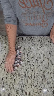 猫咪疯狂的吃猫砂,猫咪吃的猫砂是怎么做的