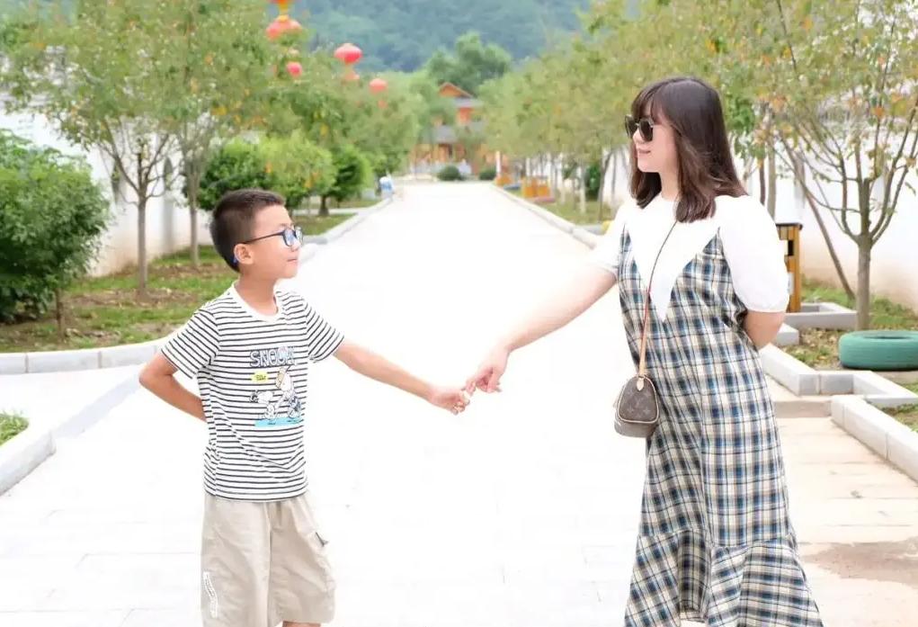 儿子迷恋妈妈同床睡20年，畸形关系曝光让人深思