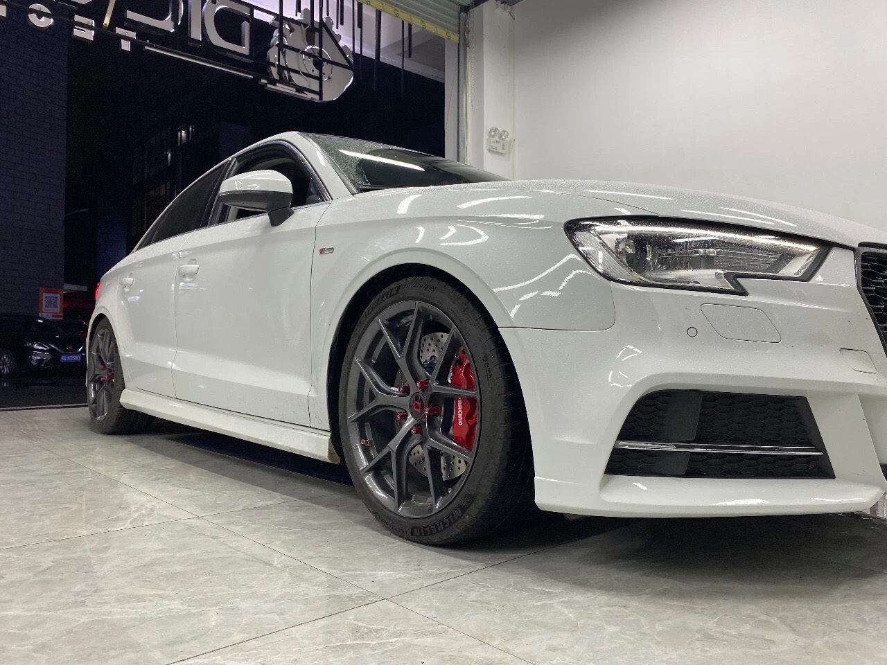 奥迪A3刹车升级Ap9040六活塞355碟盘，18寸轮毂，红色骚鲍鱼