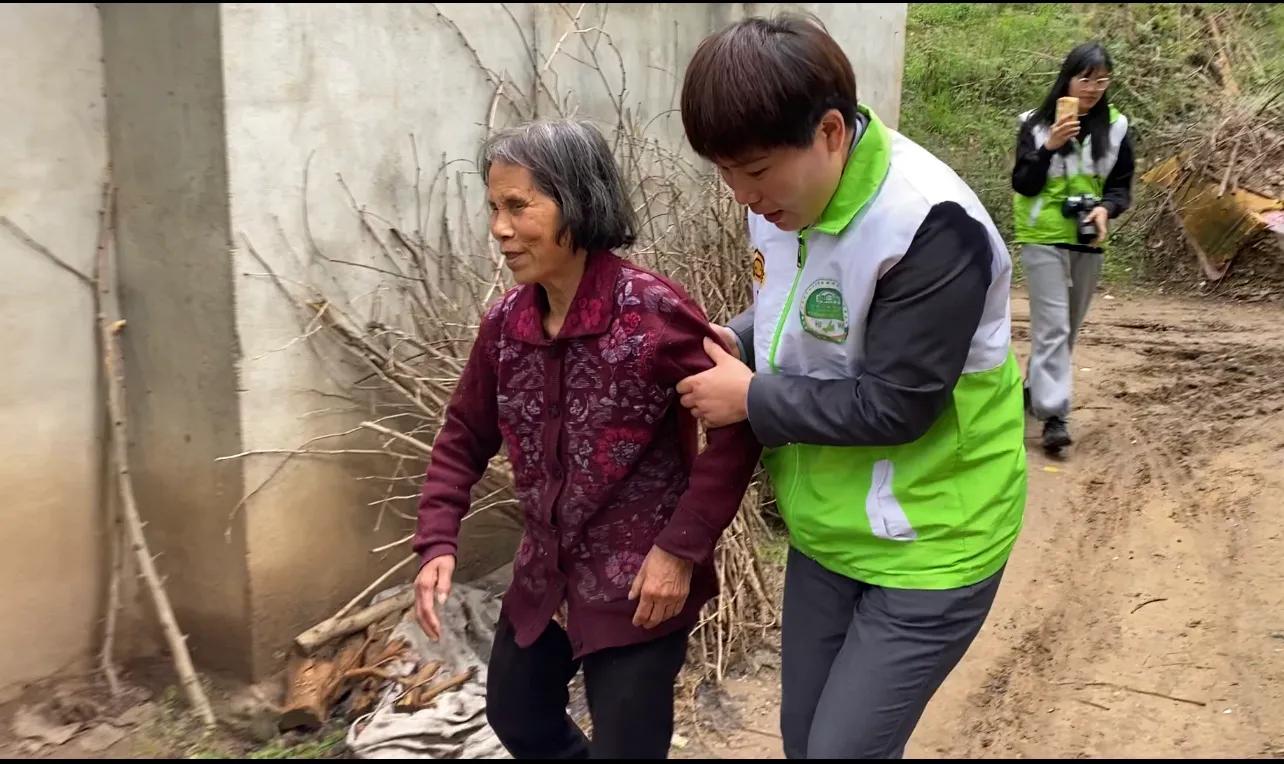 公益接力救助空巢老人我们在行动 (警民暖心救助空巢老人让老人安心)