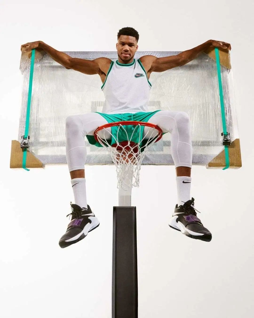 字母哥鞋子和东契奇鞋子 (东契奇上赛季绝杀快船所穿的鞋)