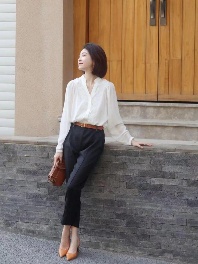 一字带凉鞋黑裤子搭配什么上衣,黑裤子怎么搭配洋气