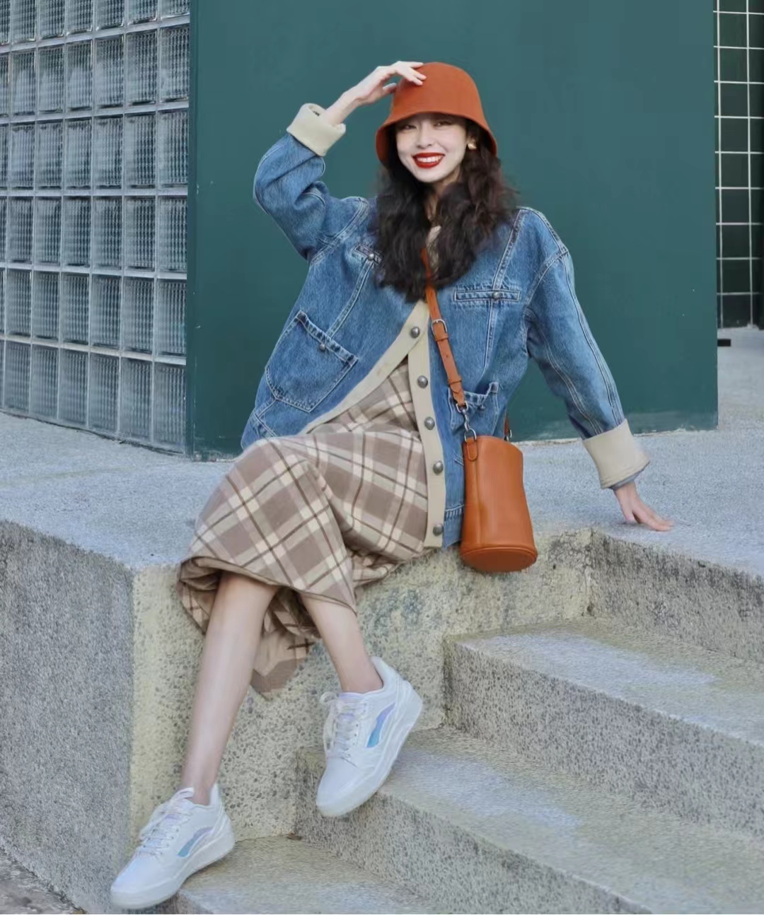 外套秋冬蓝色搭配什么颜色,秋冬比较显高级的颜色搭配