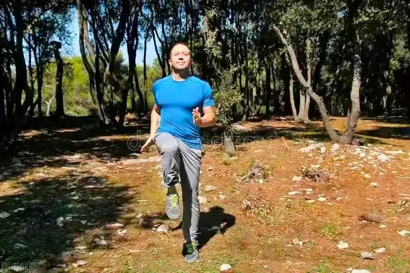 原地跑步的正确方法视频教程,原地跑步的正确方法与技巧好处