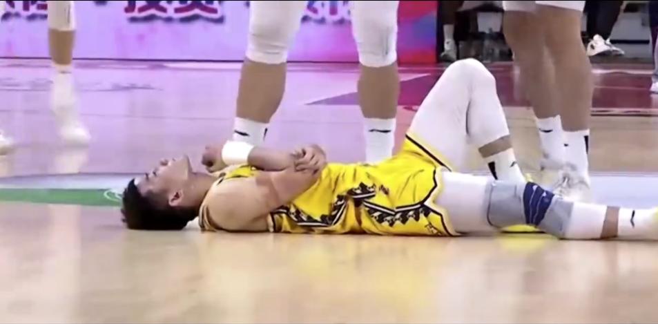 孙铭徽对徐杰做出嘲讽动作,徐杰和孙铭徽抢篮板吹谁犯规了