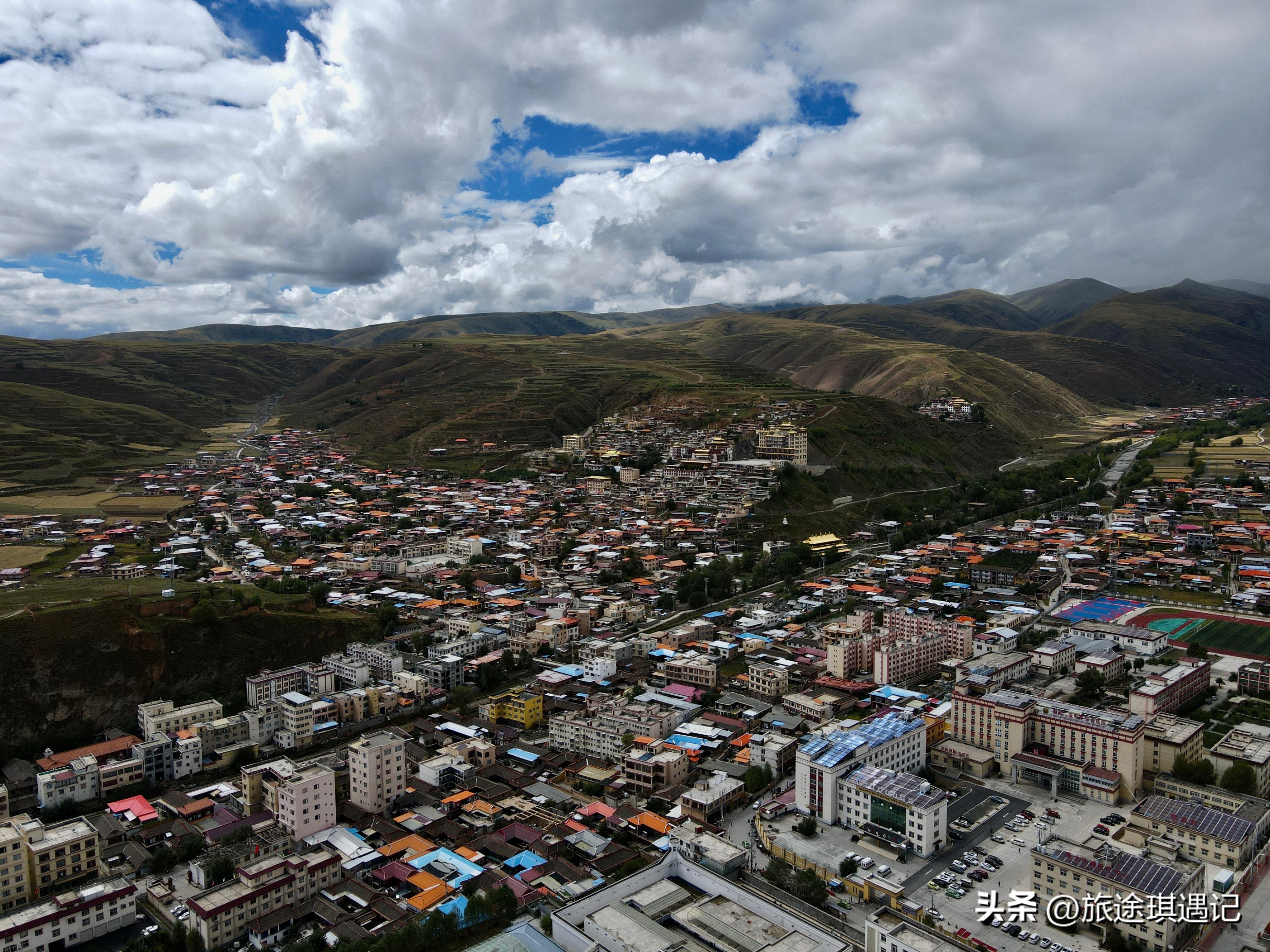 沿着317国道经过甘孜县格萨尔王城,317国道马尔康到甘孜县一路风光
