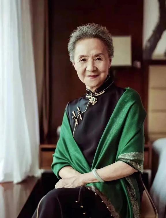 白发老人如何穿搭好看女,最新老年人穿衣风格女