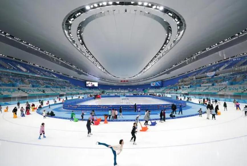 这谁敢想？赢了就有冬奥冠军同等待遇，顶级运动场馆成群众舞台！