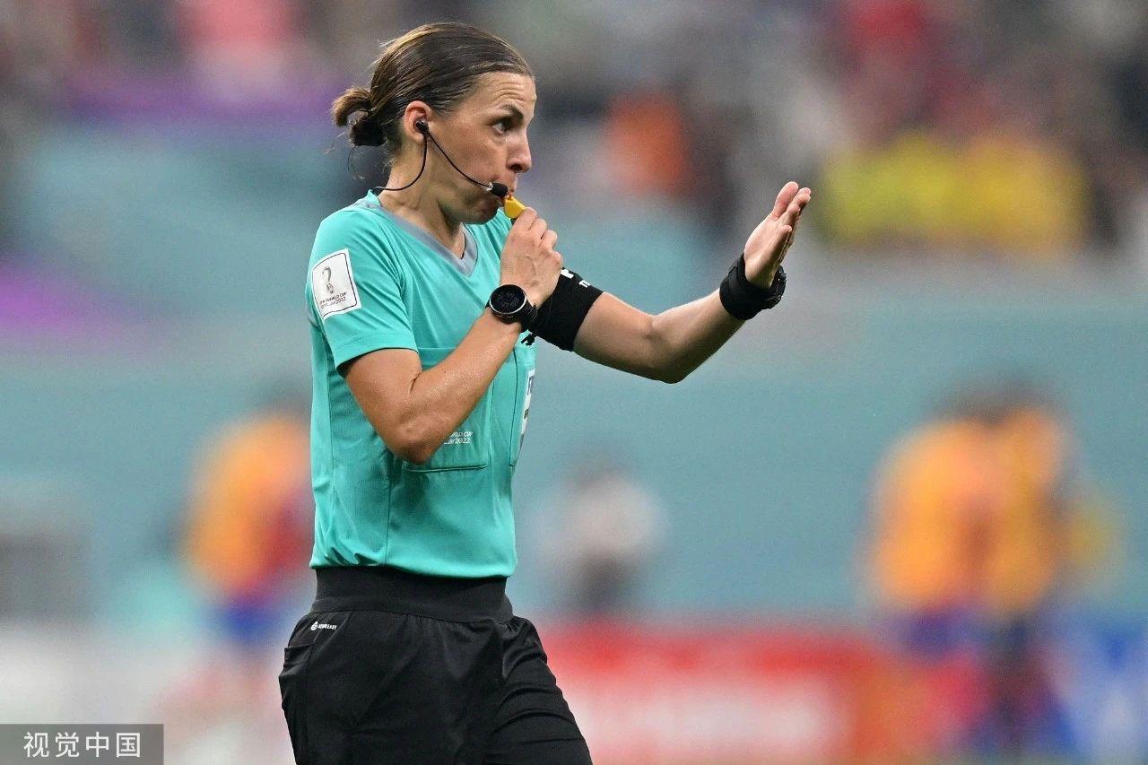 女裁判爬上球台,女裁判世界杯