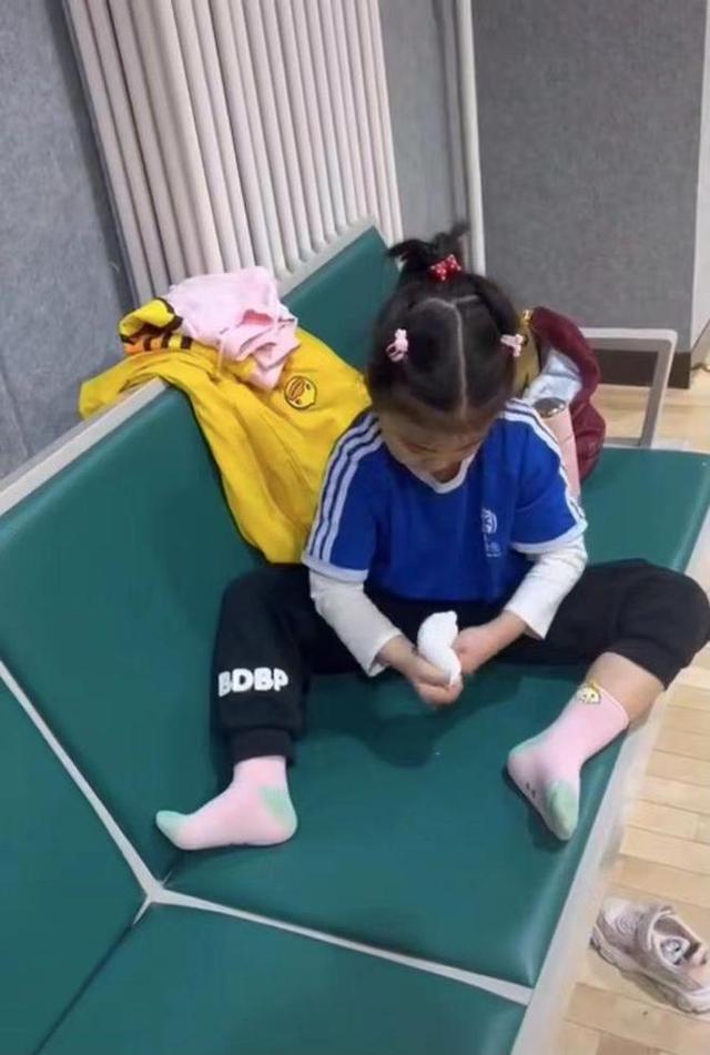可爱，王楠6岁女儿练完球保养球拍，穿鞋袜被父亲调侃自称讲究人