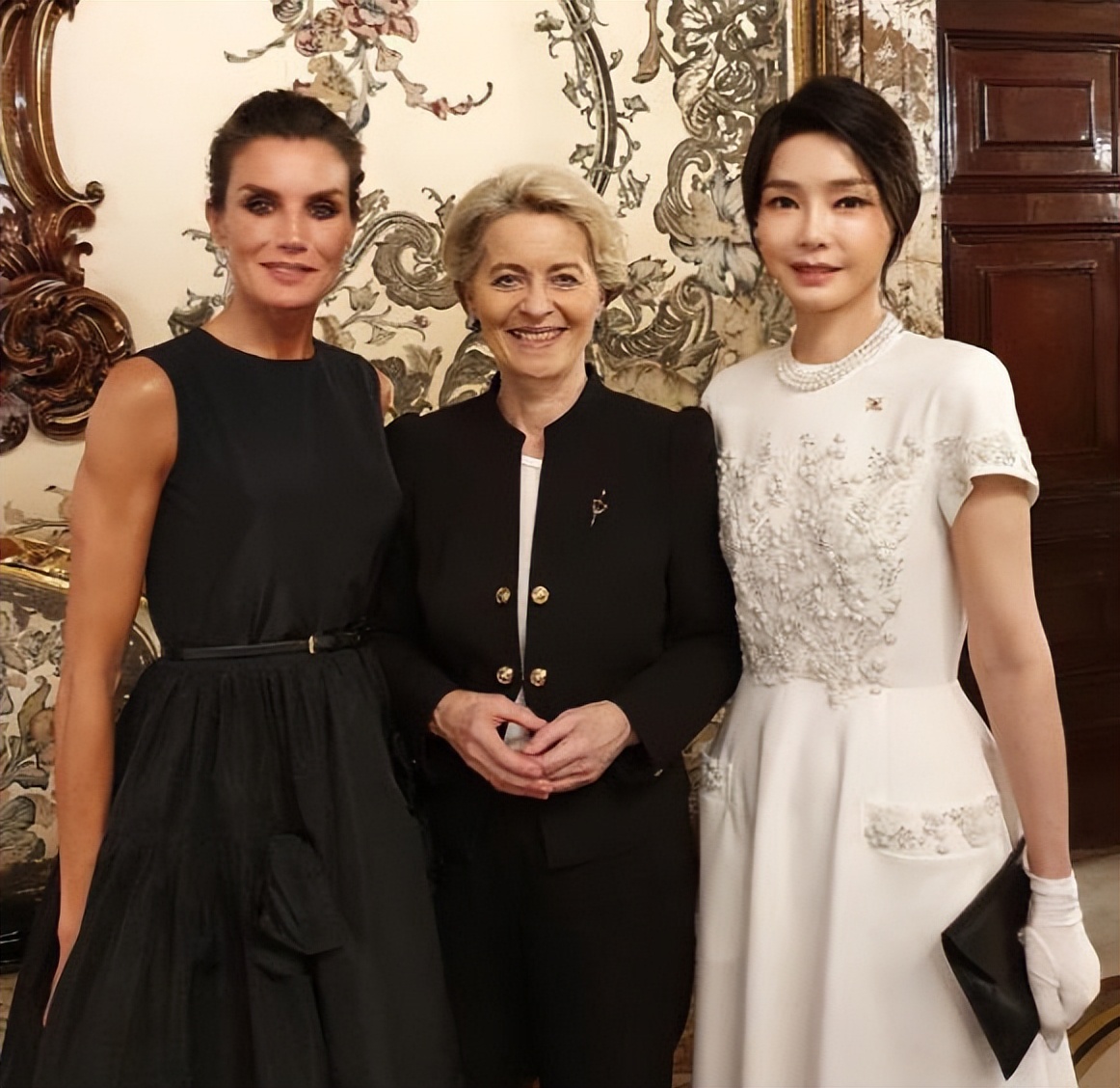 韩国第一夫人真是土豪，浑身上下都是名牌，奢华钻石珠宝闪瞎眼