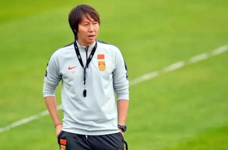 李铁妻子也不简单！定居美国照顾娃，住豪华别墅，心疼老公出事