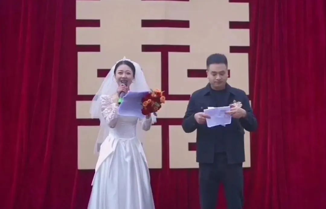 这场婚礼火了！花160元搭舞台，新娘自己主持