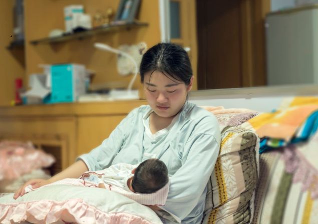 宝宝一吃母乳就“犯困”，刚喂着又醒？“边吃边睡”可能影响发育