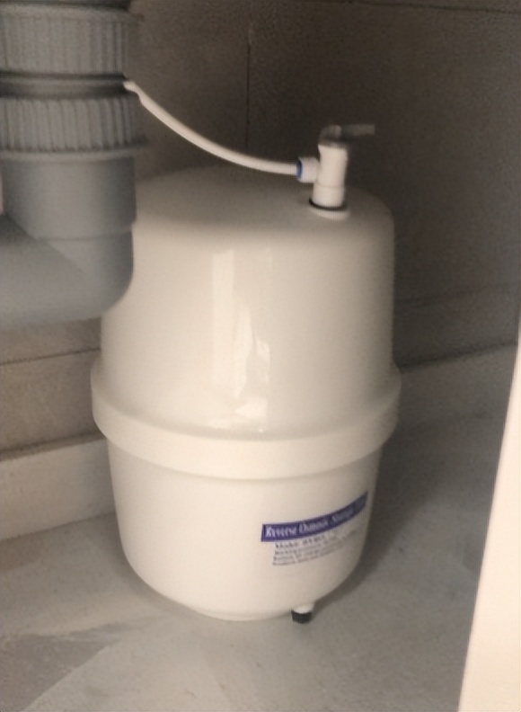 净水器过滤后，水中有白色漂浮物