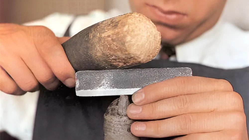 钻石是自然界最硬的物体，如何用更硬的物质对它进行切割