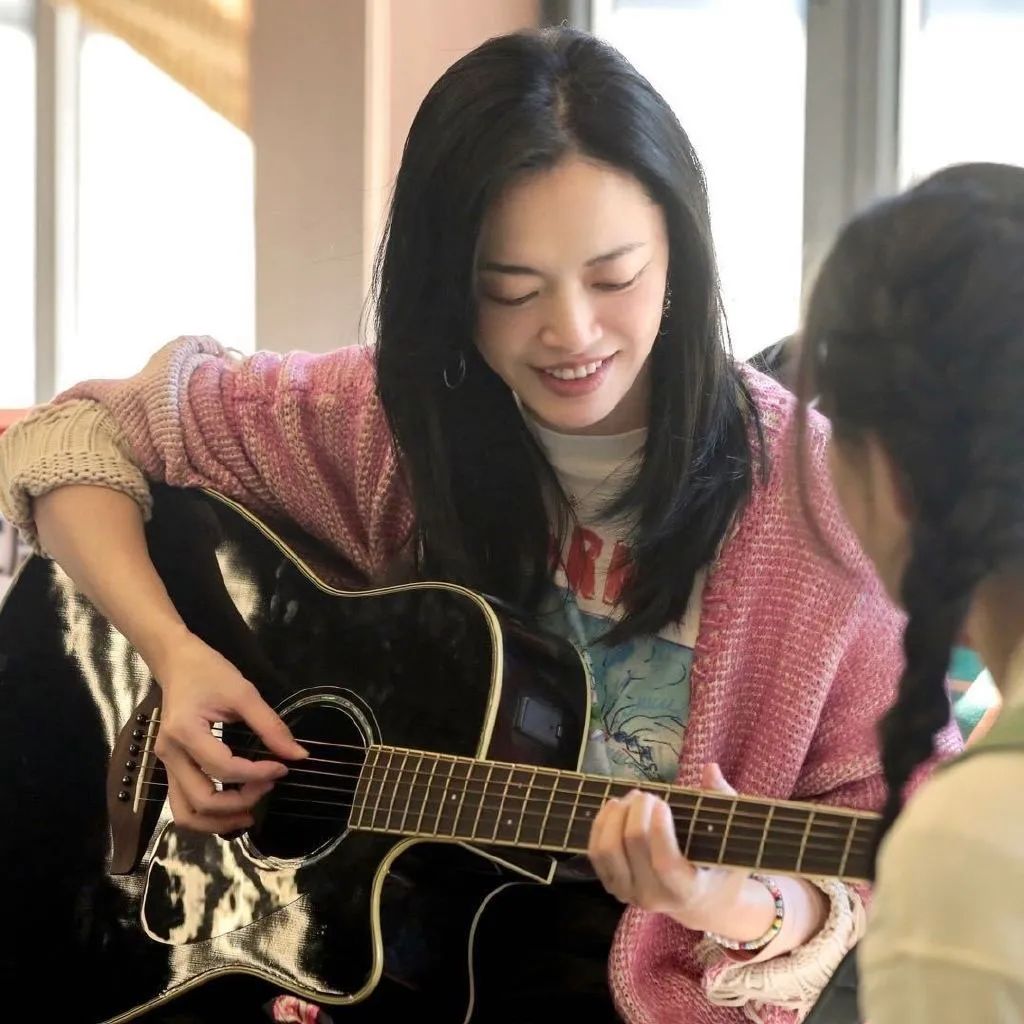 关晓彤和白鹿都是哪一年的,白鹿和关晓彤十指相扣