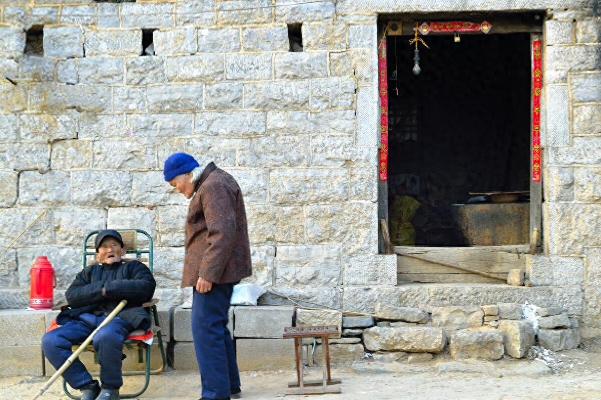 岳母生日全家去酒店庆祝,女婿偷偷买单溜走,拒绝再登岳父母家门