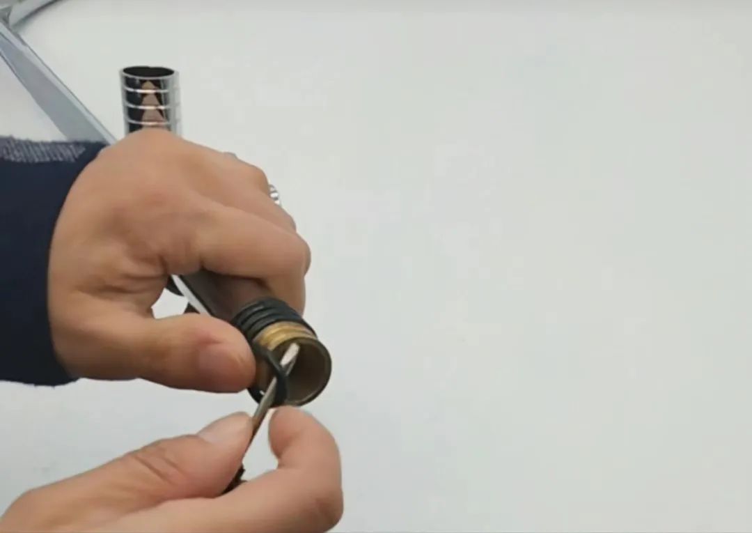 水龙头已经关掉了还在转,水龙头不能关到位否则就滴水