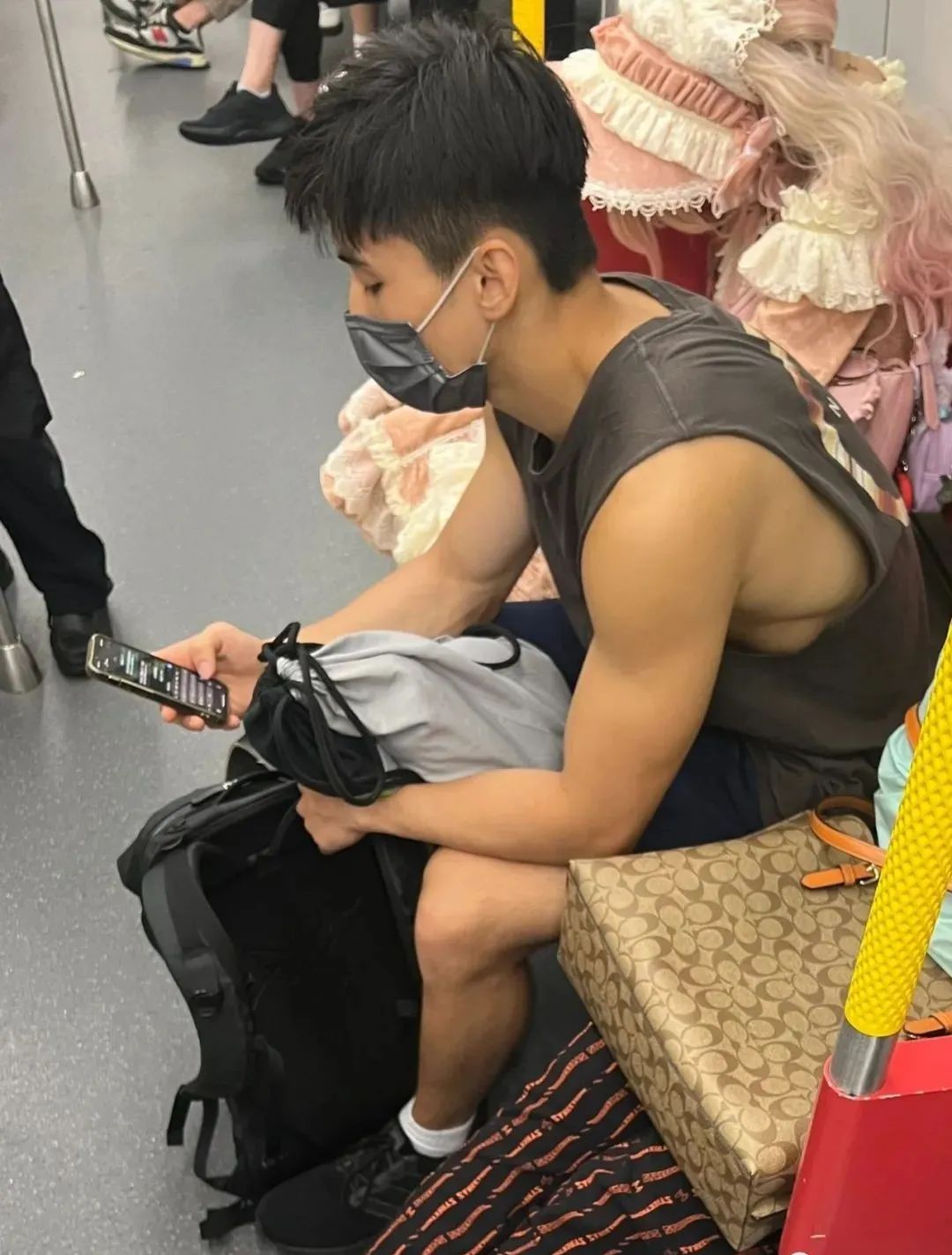 网友在路上拍到高中生,网友拍下地铁上一幕