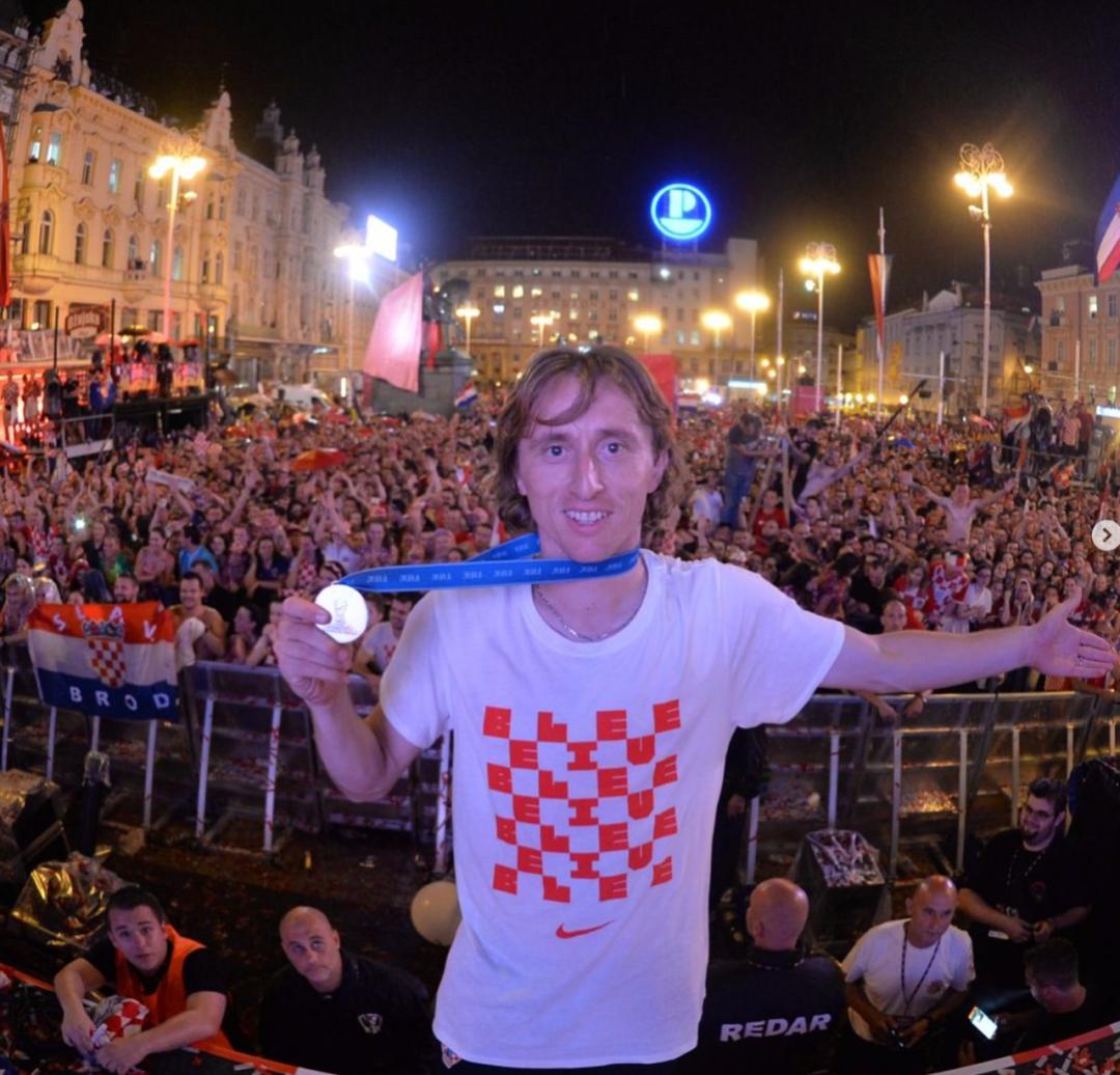 球迷爱看球,c罗梅西莫德里奇合照