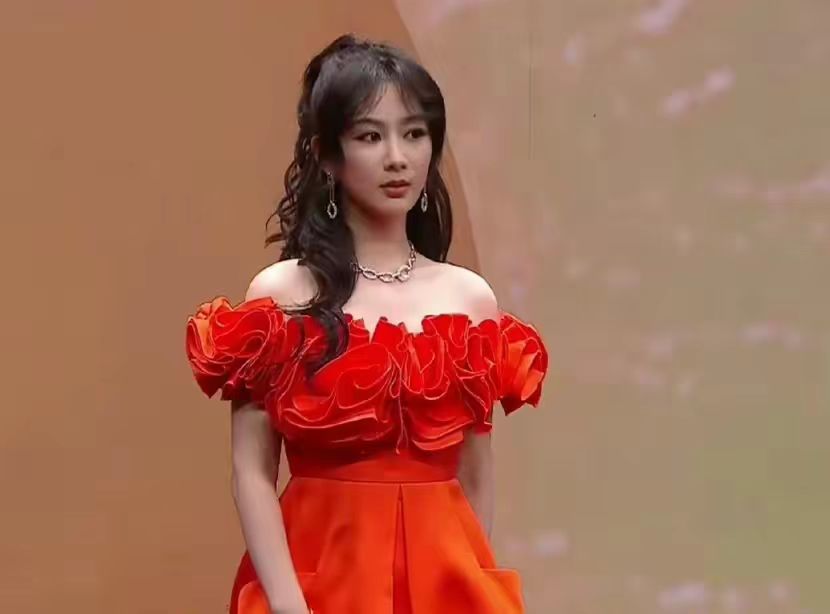 “酥胸半露”却偏要捂着,故作矜持,有一种尴尬叫迪丽热巴玩性感