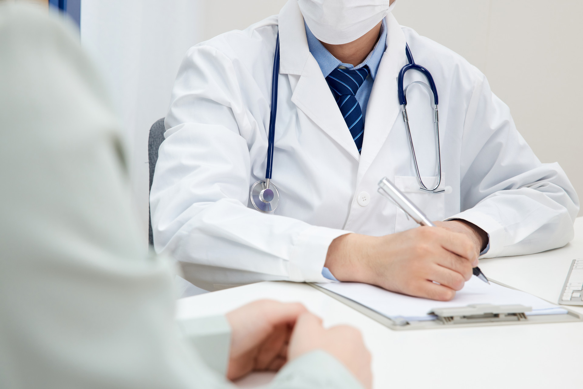 官方辟谣医生受贿12亿,官方回应医生收取回扣