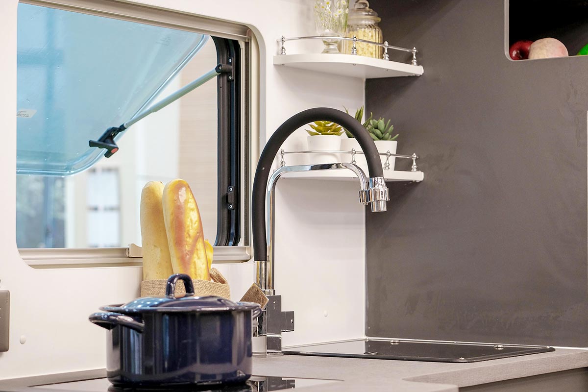 可在城市代步又可旅行的t型房车,中轴低顶b型15万左右房车推荐