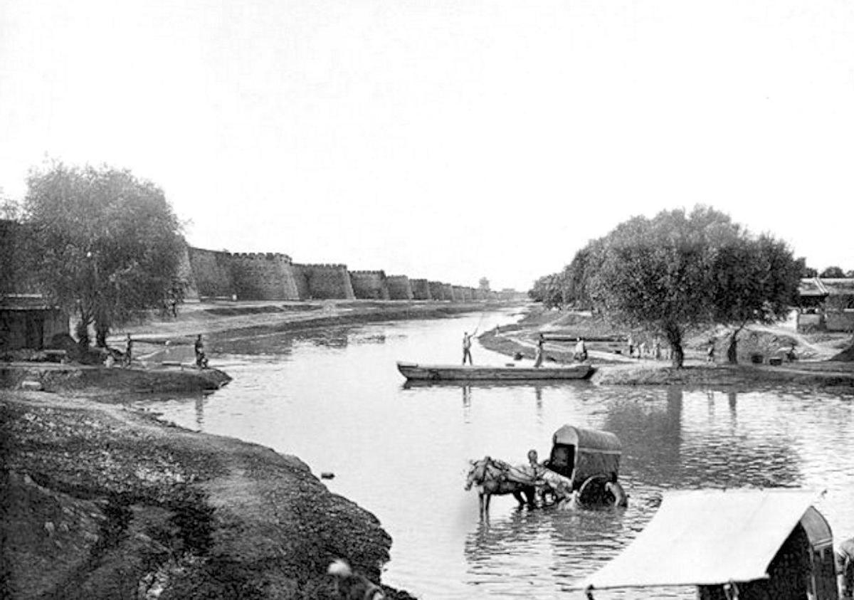 老照片里的汉奸,两个女汉奸与日寇合影