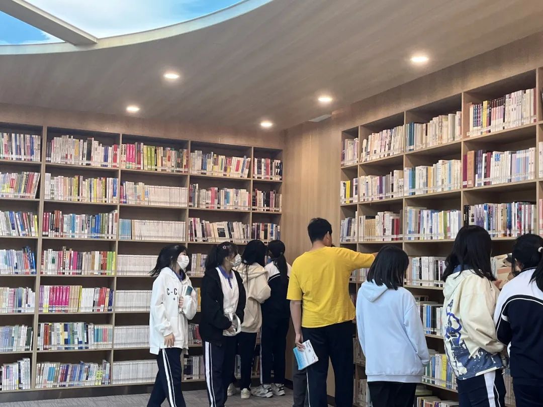 提升阅读能力，深圳市携创高级技工学校把语文阅读“搬”进图书馆