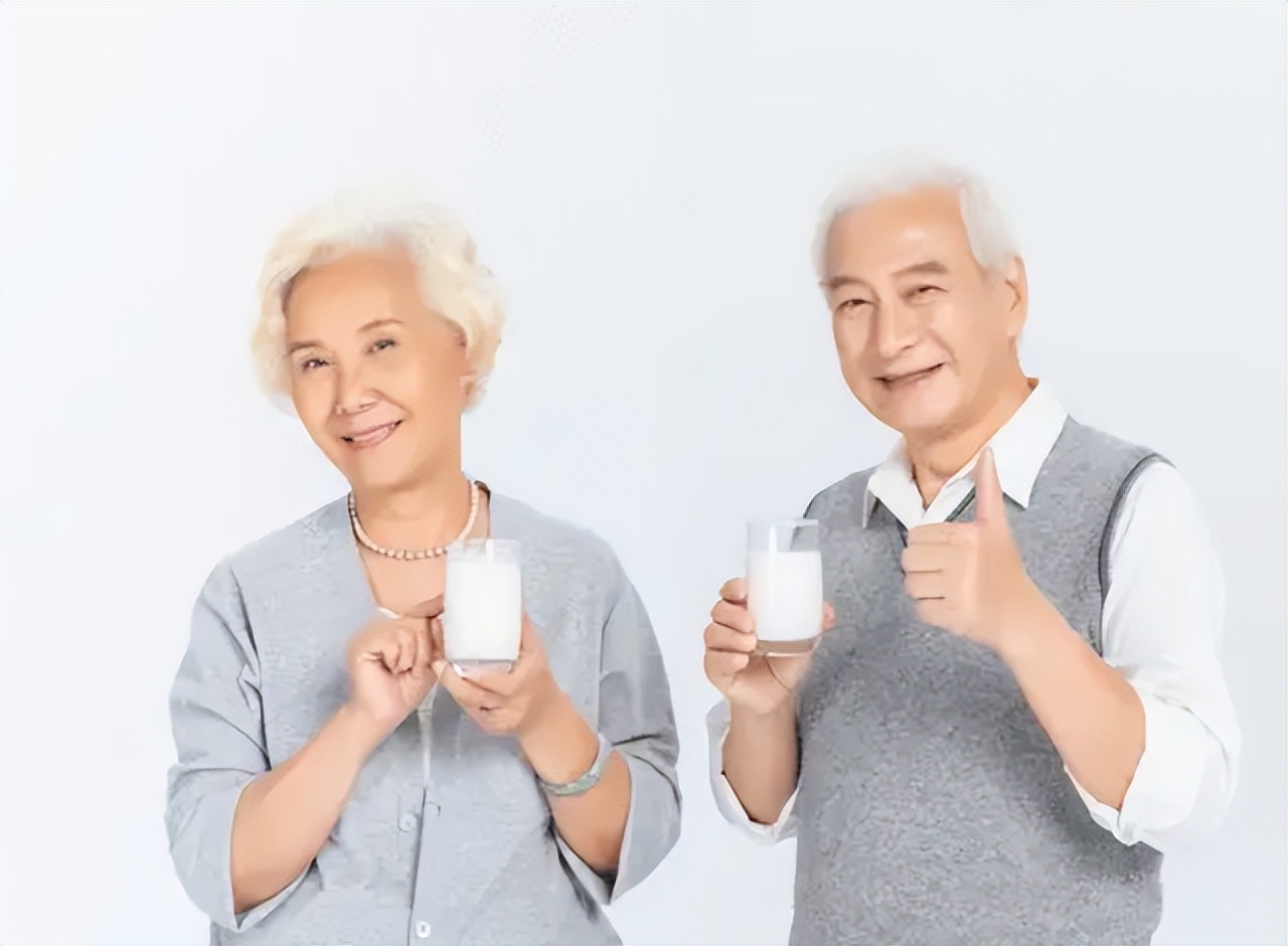 老人喝牛奶和不喝牛奶差距很大吗,常喝牛奶与不喝牛奶老人的区别