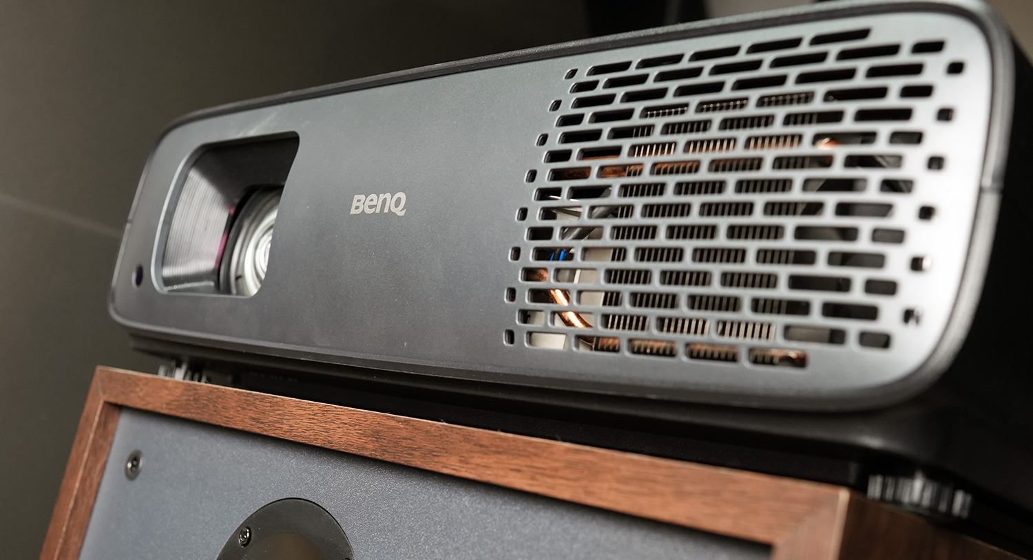 爱普生tz3000和明基4550,同价位投影仪和显示器