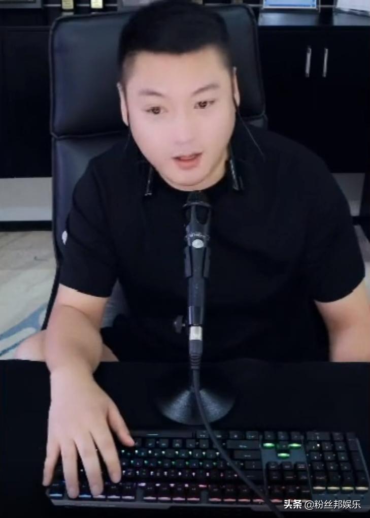 李先生即将收购“话社”公会,已给蓝小天报价,并且邀请王冕入股