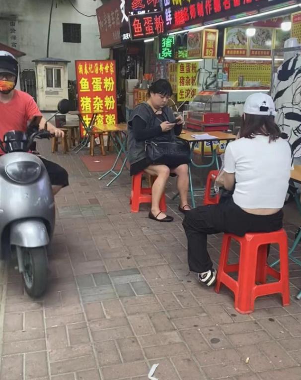 前TVB女星吃路边摊引热议！体重200斤38岁未恋爱，上海购3套豪宅