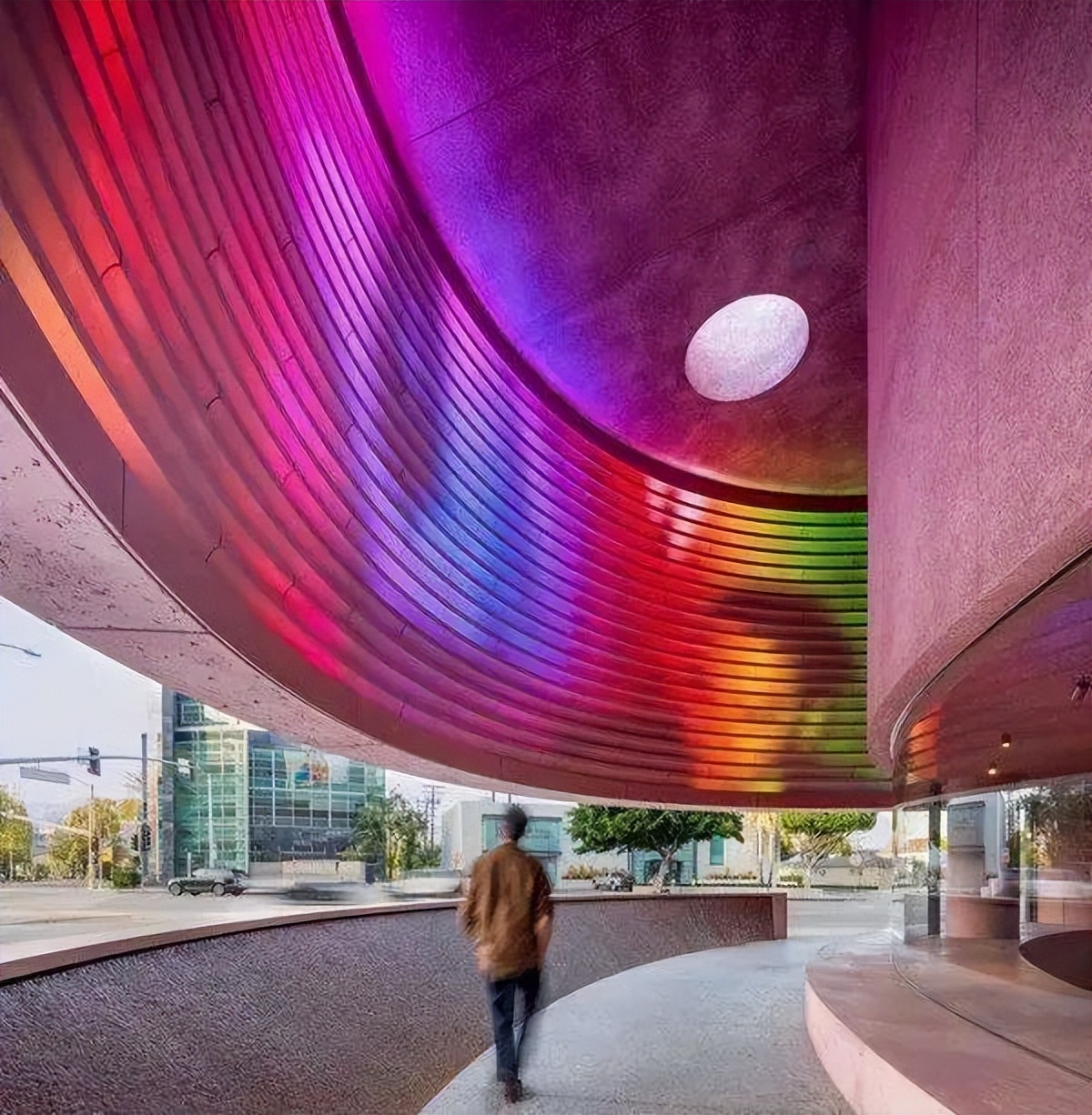 2023户外广告预算怎么投？投沉浸式地标大屏融合商业与艺术！