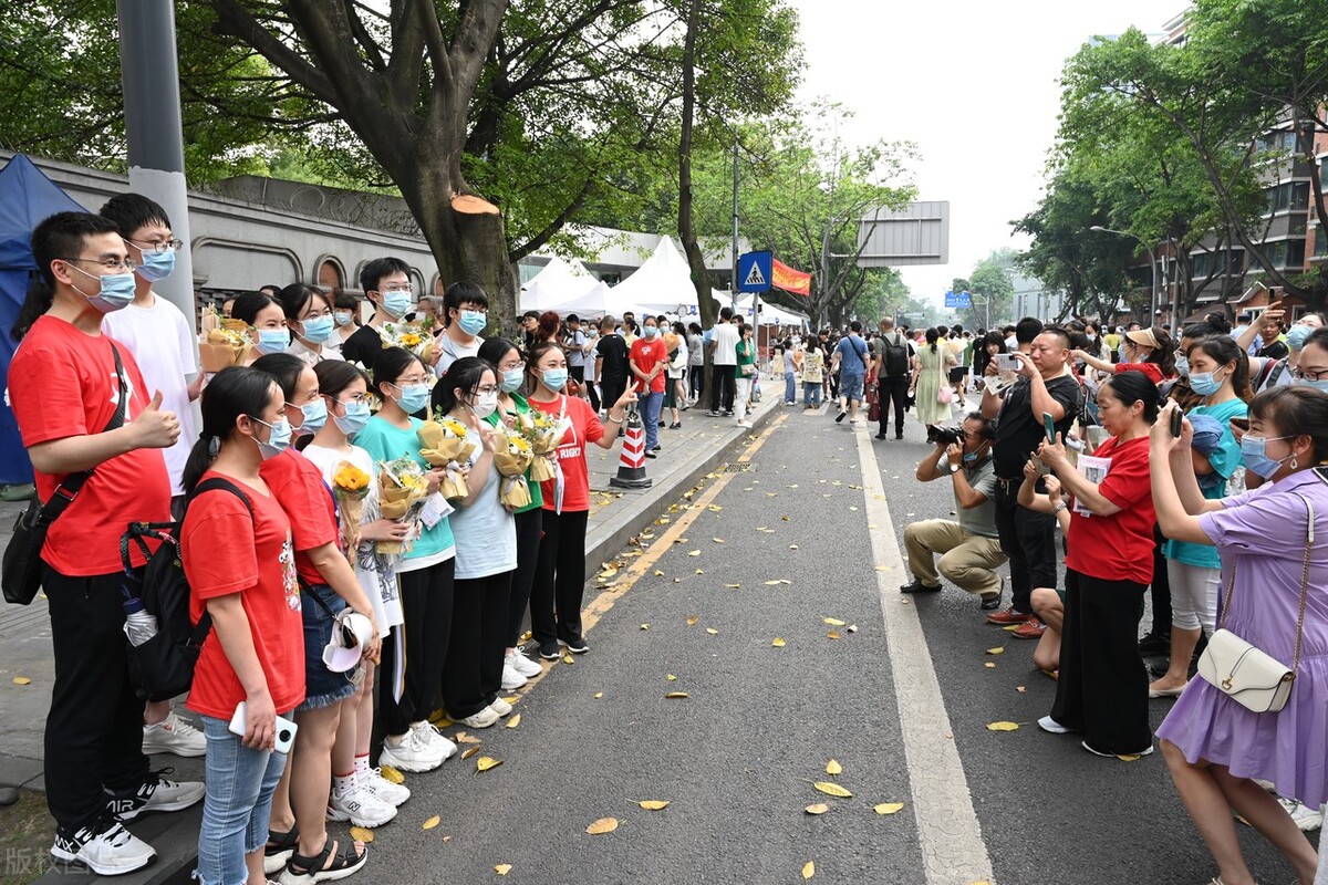 济南历城二中学生考上大学后感叹：还是省实验中学毕业生更优秀