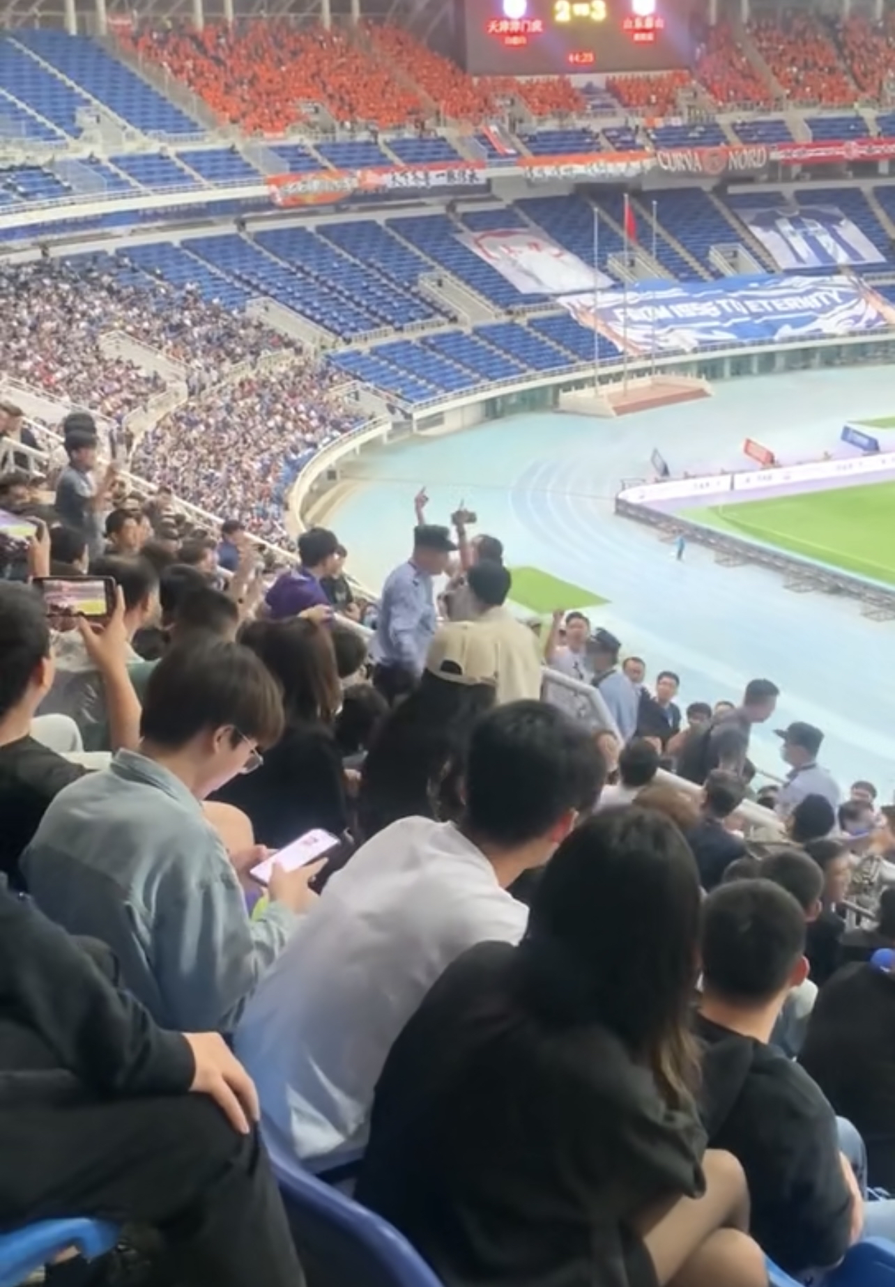 泰山客场女球迷被围堵,泰山天津女球迷