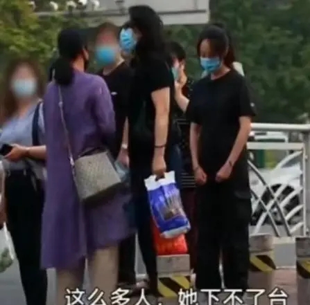 到底打了谁的脸？抑郁症少女被母亲当街怒骂：不愁吃喝你装什么装