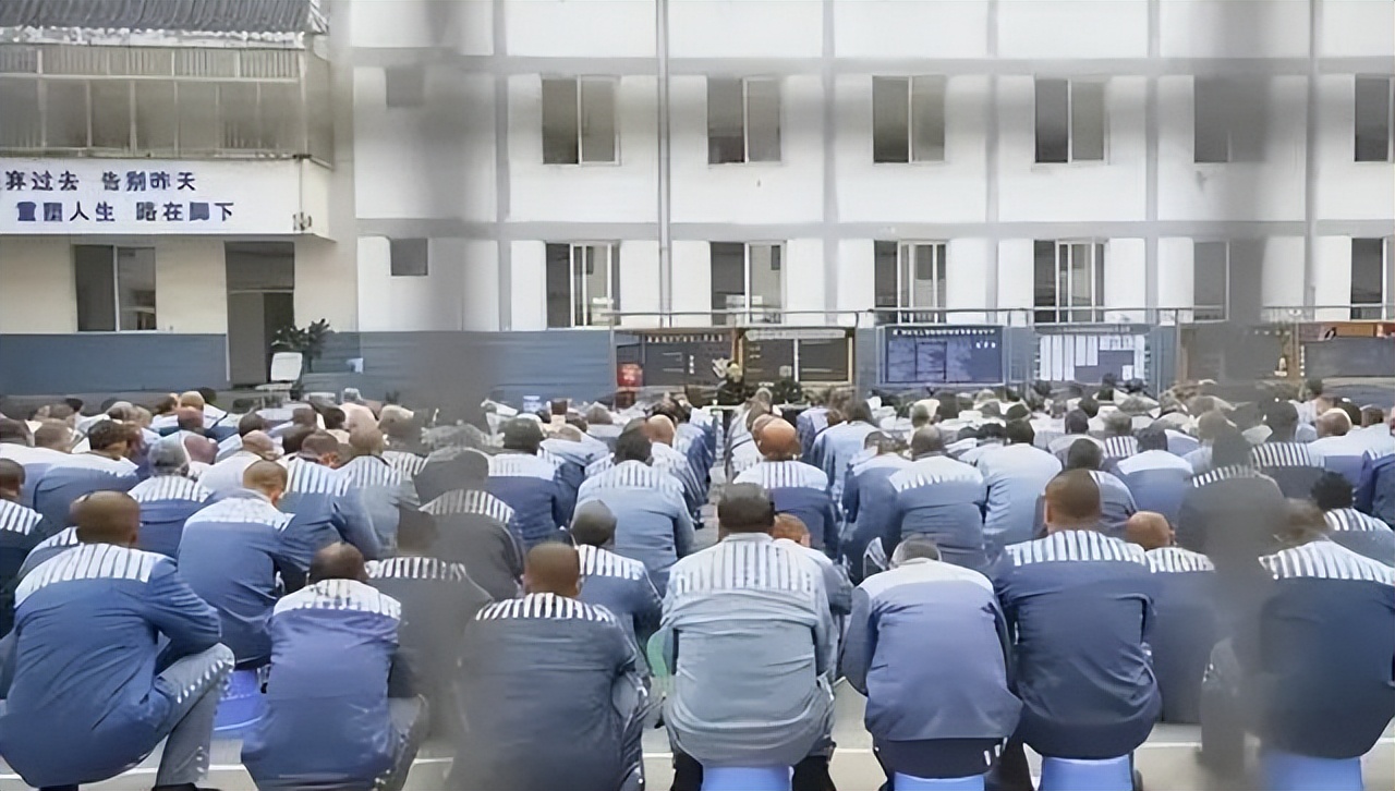 亲人进了监狱还要充钱吗,家里有监狱服刑人员有什么影响