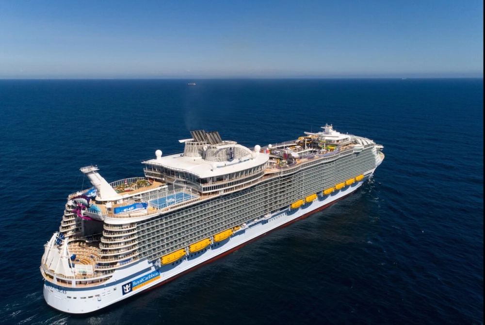 造价超13.5亿美元，可容纳8800人的油轮，如同一座移动的海上城市