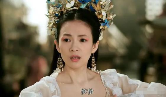 明明“徐娘半老”，却非要“尬演少女”，这4位女明星脸不红吗？