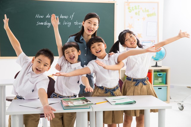 师生丨那些与学生走太近，反而被学生“背刺”的老师经历