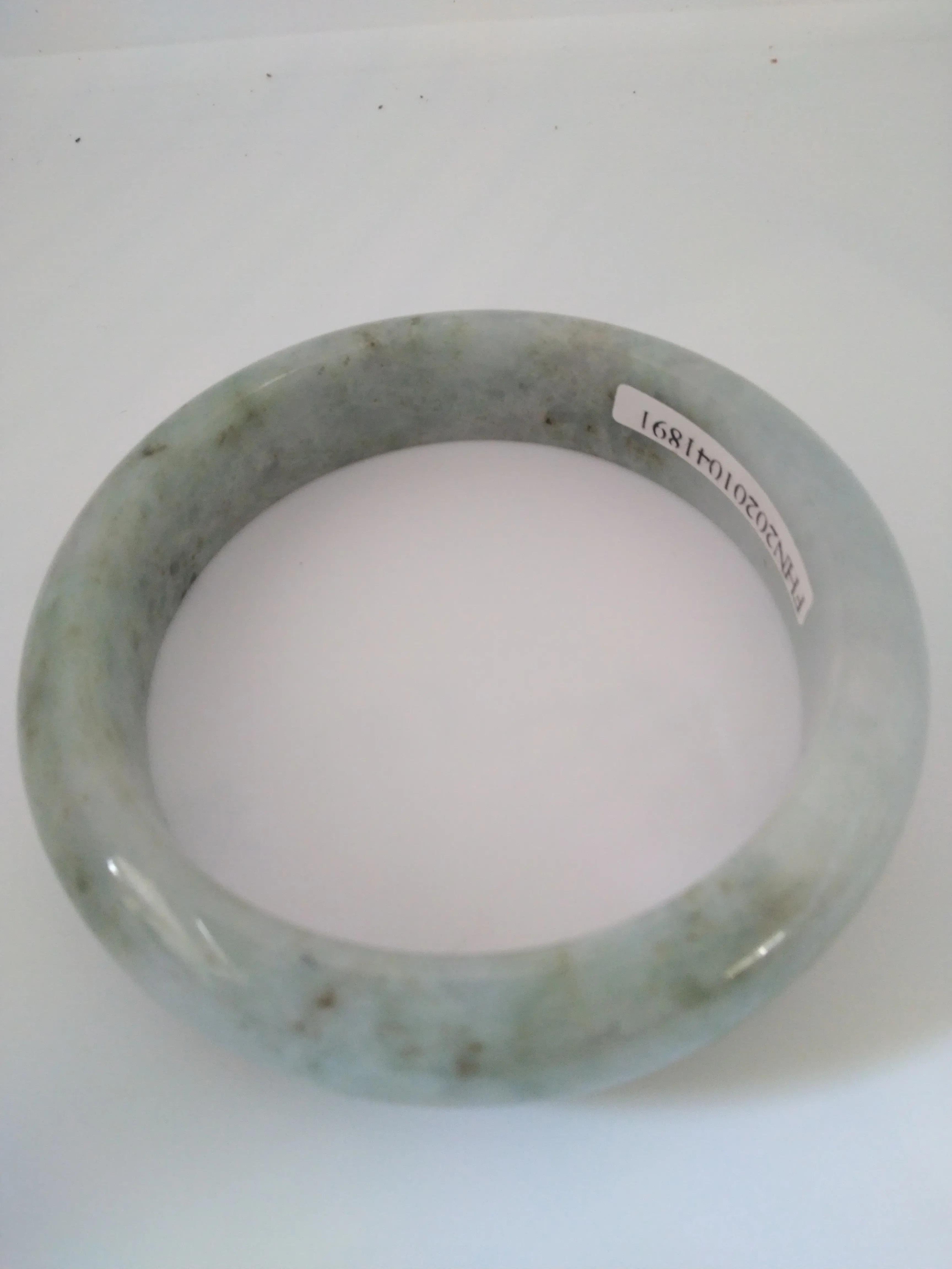 什么是翡翠的荧光,什么是翡翠的纹裂