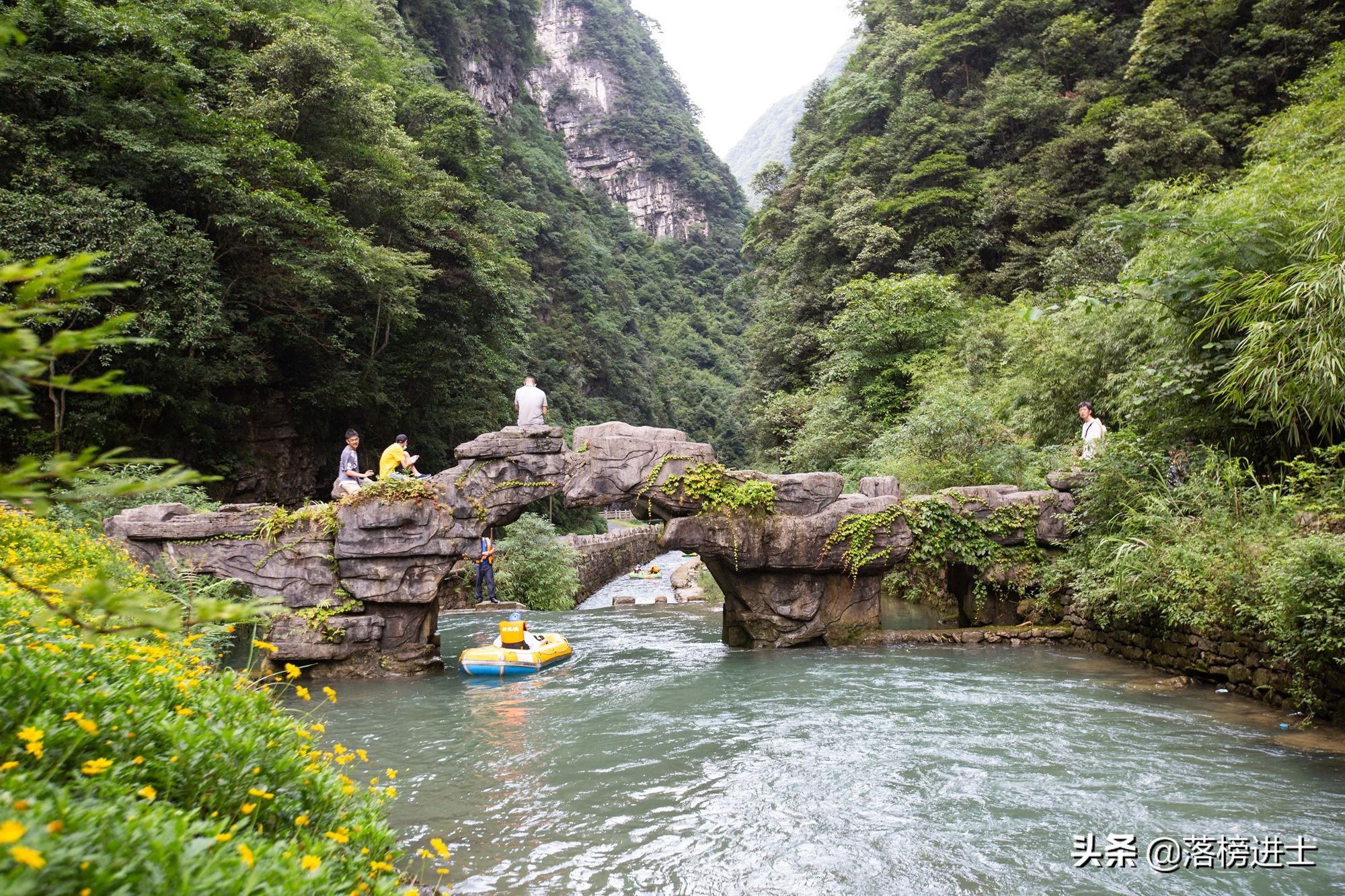 重庆神龙峡，位于青山绿水之间，环境秀美，是夏季避暑的好去处