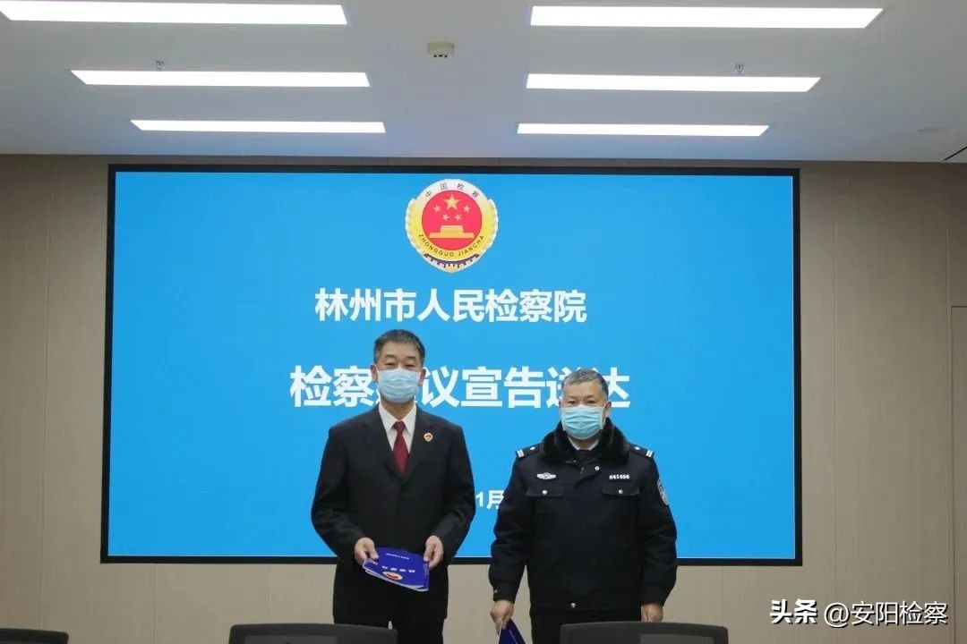 开锁公司把我家门开了,男子叫开锁师傅来开锁又把门关了