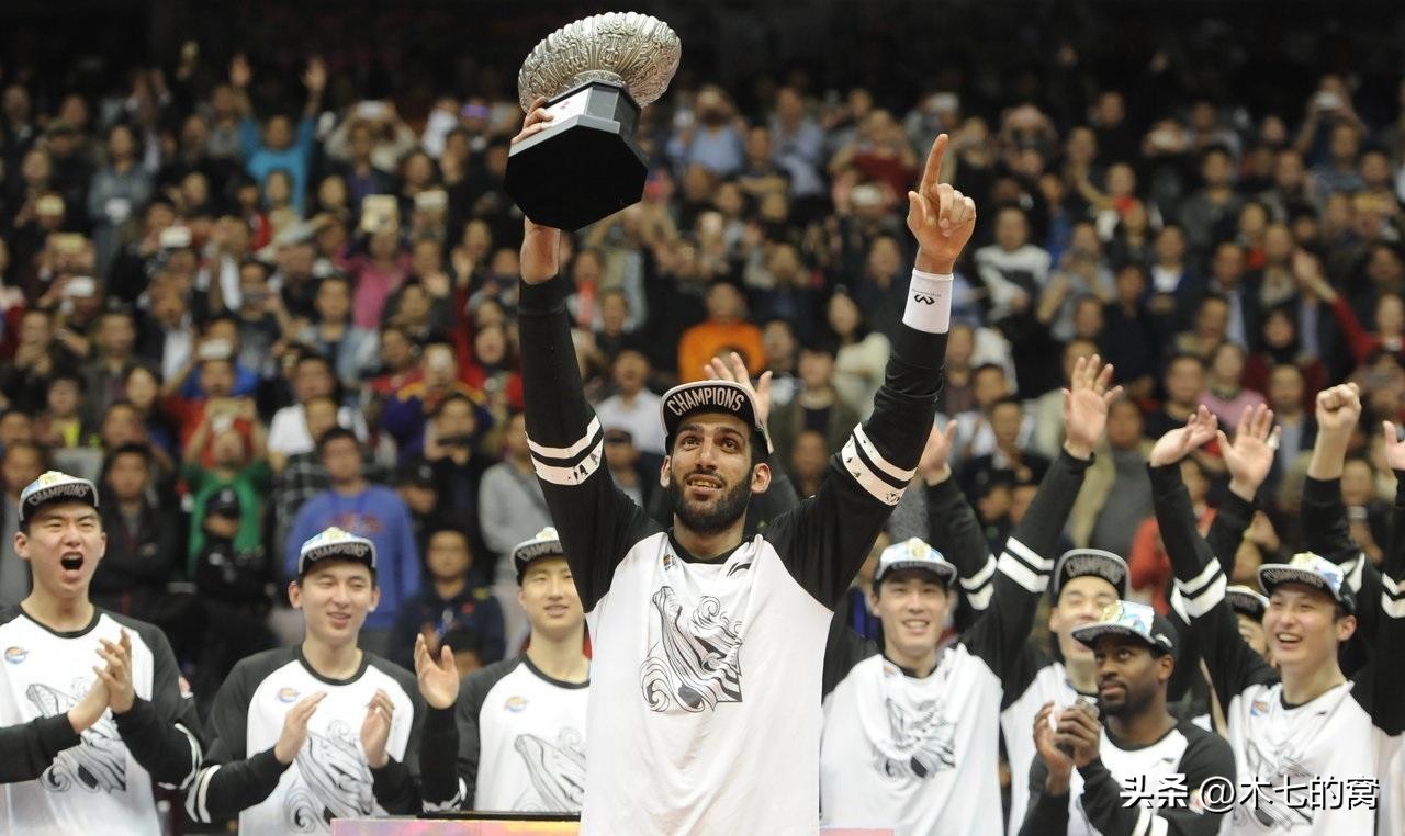 周琦隔扣哈达迪姚明表情,哈达迪周琦一笑泯恩仇