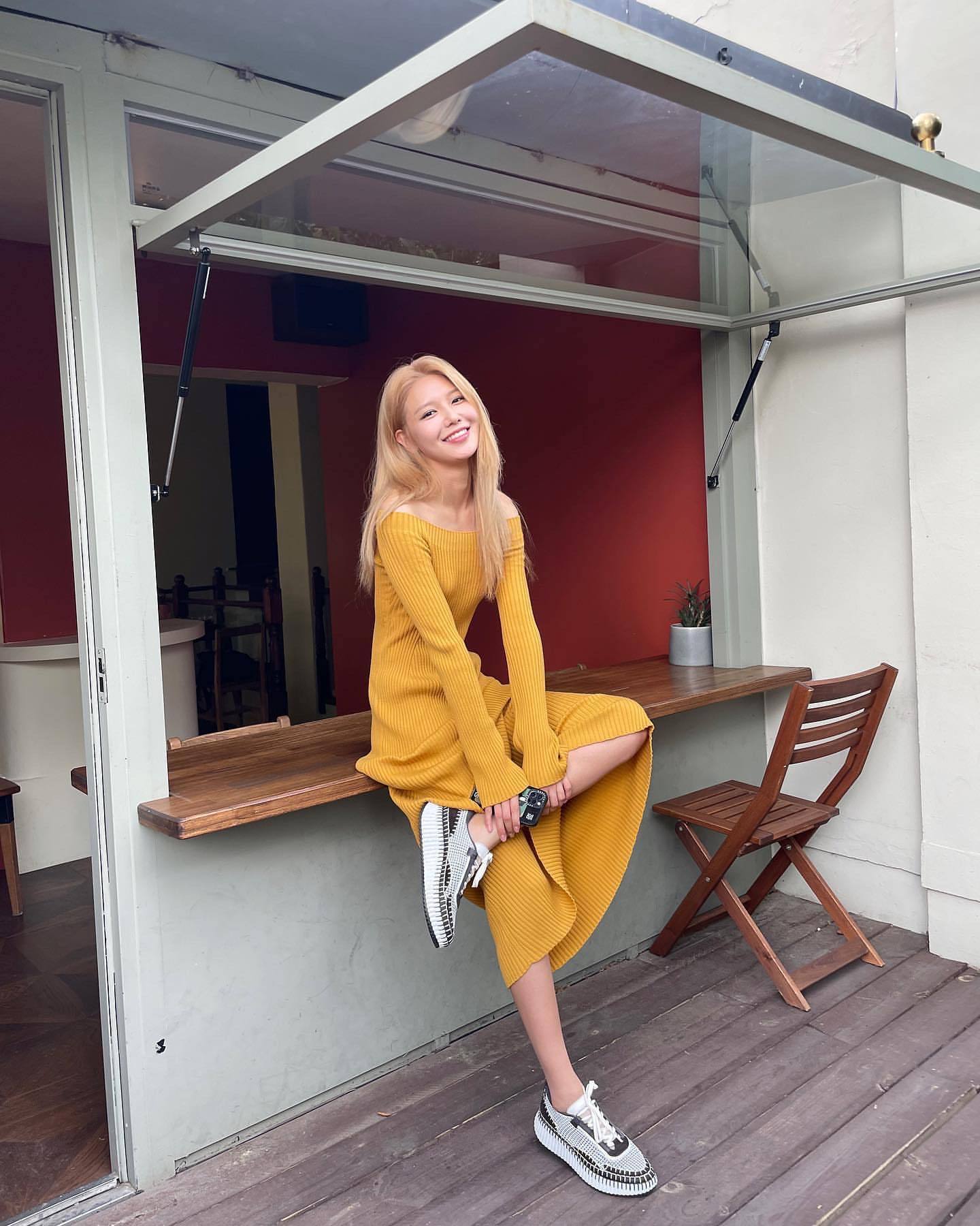 崔秀英穿碎花裙图片,崔秀英拍摄写真秀好身材