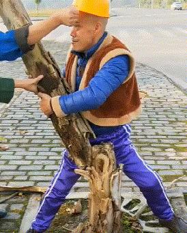 女孩子看起来外表美丽，其实裤袜已经掉到大腿根了！哈哈哈