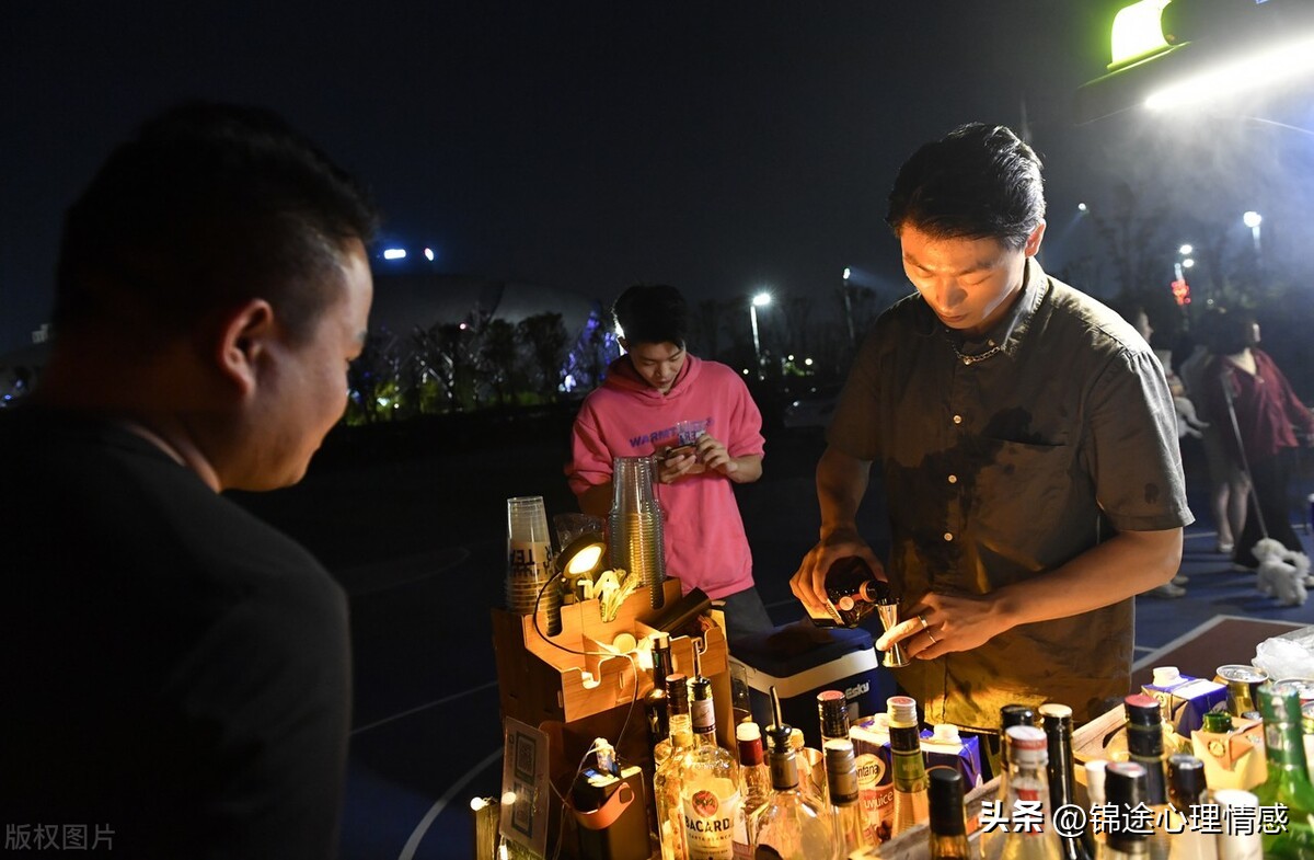 投入3万元钱，我和小伙伴弄了个移动小酒摊，现在每个月收入6万元