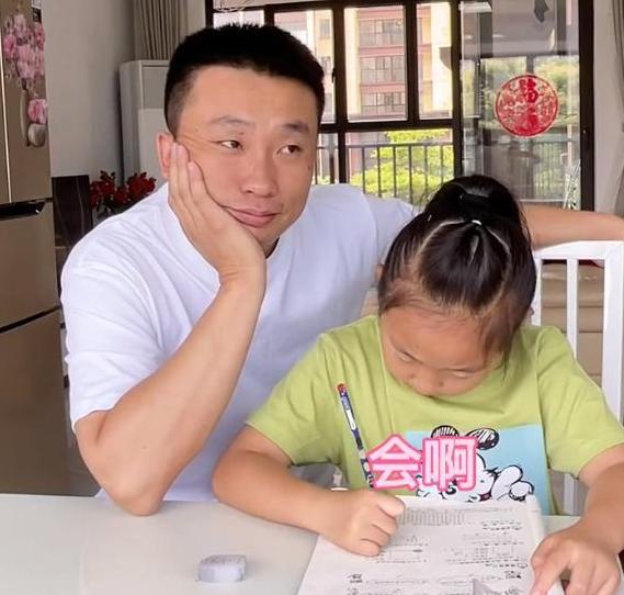 9岁小网红沦为赚钱工具,父母离婚后仍不间断更新,掉钱眼里了?